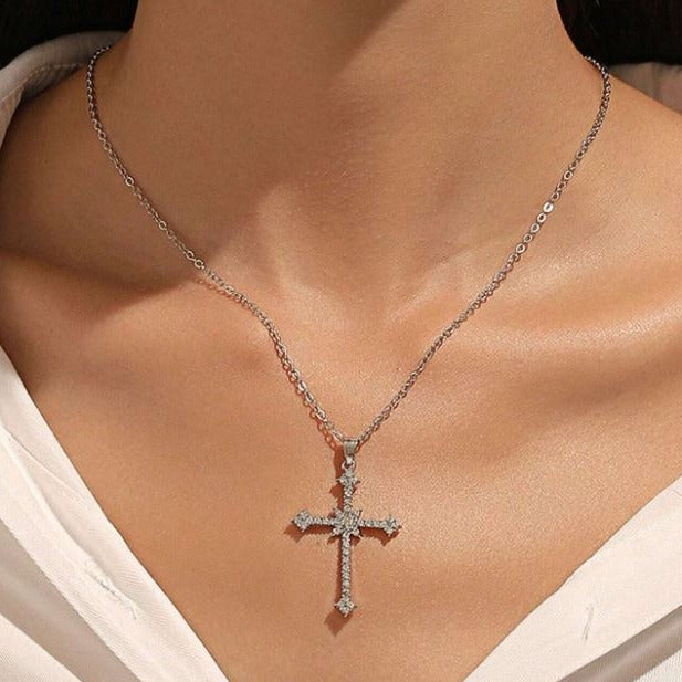 Regina-Kreuz-Halskette aus Silber
